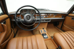 300SEL 6.3：室内は優れた快適性とゆったりとした広さを備え、シートは長距離でも疲れないよう配慮されている。