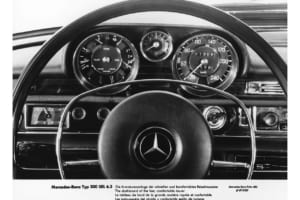 300SEL 6.3：大型化したスピードメーター、回転数カウンターや時計の配置換えにより、「6.3」と通常の300SELとが区別される。