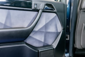 メルセデス・ベンツE500リミテッド：ブラック／グレー（コード288）でレザー内装が施された運転席側ドアトリム。