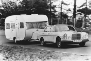 300SEL 6.3：トレーラーを牽引して郊外にキャンプに出かける時など、行楽のシーズンにも最適。