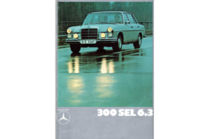 筆者の手元にある300SEL 6.3のカタログ：その表紙は走行写真と下に「300SEL 6.3」の文字のみでシンプル。