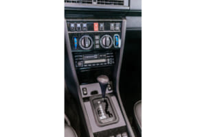 メルセデス・ベンツE500リミテッド：センターコンソールとATセレクターレバーはインテリア色に合わせたデザイン。