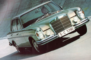 筆者の手元にある300SEL 6.3のカタログ：当時のスーパーセダンに見合う見開きのダイナミックな走行テスト写真が目に付く。