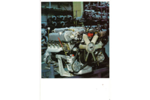 筆者の手元にある300SEL 6.3のカタログ：エンジン写真が1ページ全体に掲載。