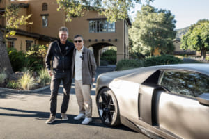 アウディのゲルノート・デルナーCEO（左）と大谷達也氏