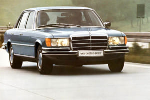 1972年発表の初代Sクラス／W116に6.9Lにまでスケールアップしたエンジンを搭載した450SEL 6.9が1975年5月に発表された。