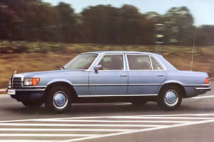 1972年発表の初代Sクラス／W116に6.9Lにまでスケールアップしたエンジンを搭載した450SEL 6.9が1975年5月に発表された。