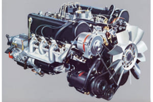 450SEL 6.9の巨大なエンジンは最高出力280ps/4250rpmを発揮し、最高速は225km/h。