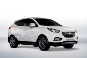 2013年に初の量産型FCEV「ix35 Fuel Cell(北米市場名:ツーソンFCEV)」の商業生産を開始。100kWの燃料電池スタックと24kWのバッテリーを備え、NEDC認証で594kmの航続距離を誇った。