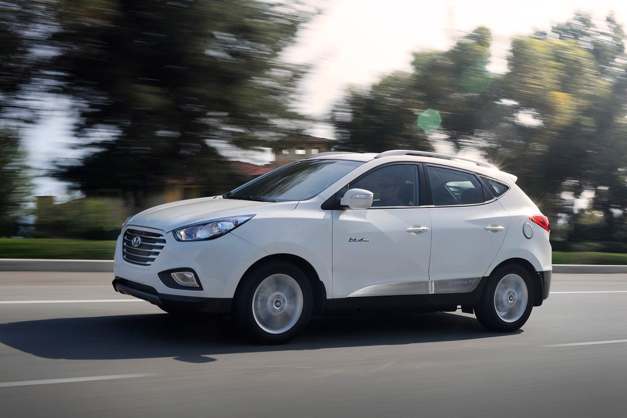2013年に初の量産型FCEV「ix35 Fuel Cell(北米市場名:ツーソンFCEV)」の商業生産を開始。100kWの燃料電池スタックと24kWのバッテリーを備え、NEDC認証で594kmの航続距離を誇った。