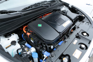 2013年に初の量産型FCEV「ix35 Fuel Cell(北米市場名:ツーソンFCEV)」の商業生産を開始。100kWの燃料電池スタックと24kWのバッテリーを備え、NEDC認証で594kmの航続距離を誇った。