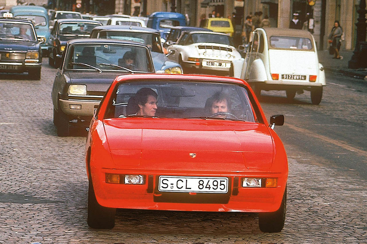 VWの血を引く本物のポルシェ。924生誕50年、トランスアクスルが導いた理想の重量配分と哲学