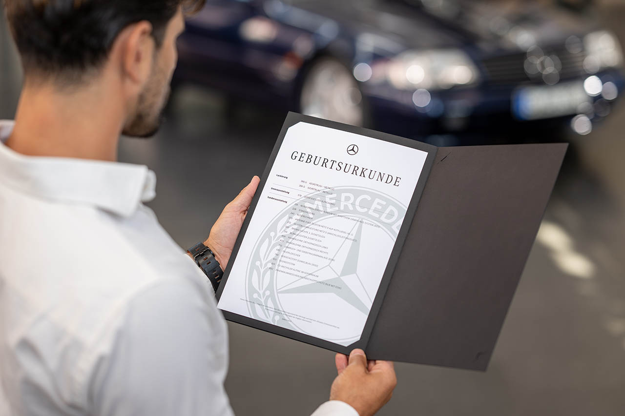 W124やR129が真のヘリテージとなる日。メルセデス・ベンツがヤングタイマー向け「出生証明書」を発行開始