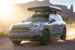 頼るはコンパスと直感。MINIが挑む女性限定の過酷ラリーと、道なき道を行くタフな新型オフローダー