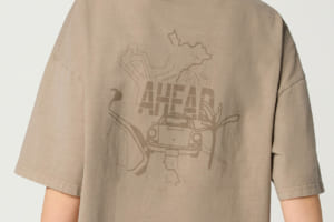 【ポルシェ】日常を冒険へ。タイの極彩色を宿す新アパレル「AHEADコレクション」
