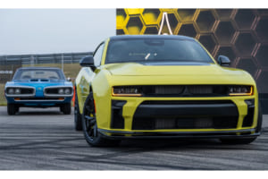 2027 ダッジ・チャージャー スーパービー ローンチエディション。後ろに写っているのが1970年の初代スーパービー。