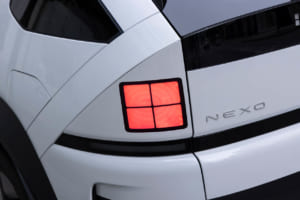 ヒョンデ NEXO:水素を社会の新エネルギーソリューションとして広く普及させるためのヒョンデグループの事業ブランド「HTWO」のシンボルマークをモチーフとしたH型ユニークランプを前後に配置。一目でFCEVと識別できる固有のアイデンティティを確立している。