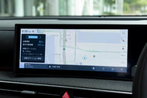 ヒョンデ NEXO:インテリアはシンプルで快適な室内空間が広がる。ヒョンデ初となるBang & Olufsenのプレミアムサウンドシステムや、スマートフォンワイヤレスチャージ(デュアル)、ブラインドスポットビューモニターなど、日常の利便性を高める快適装備を搭載。