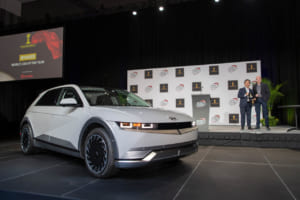2021年にヒョンデ初のBEVとして登場したIONIQ 5。2022年に「ワールド・カー・オブ・ザ・イヤー」を受賞し（写真）、日本でもインポート・カー・オブ・ザ・イヤーに輝いている。