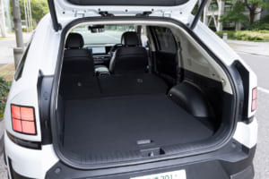 ヒョンデ NEXO:ゴルフバッグ最大4個、または大型スーツケースを余裕を持って収納可能。フルフラット化にも対応し、車中泊やアウトドアにも威力を発揮する。