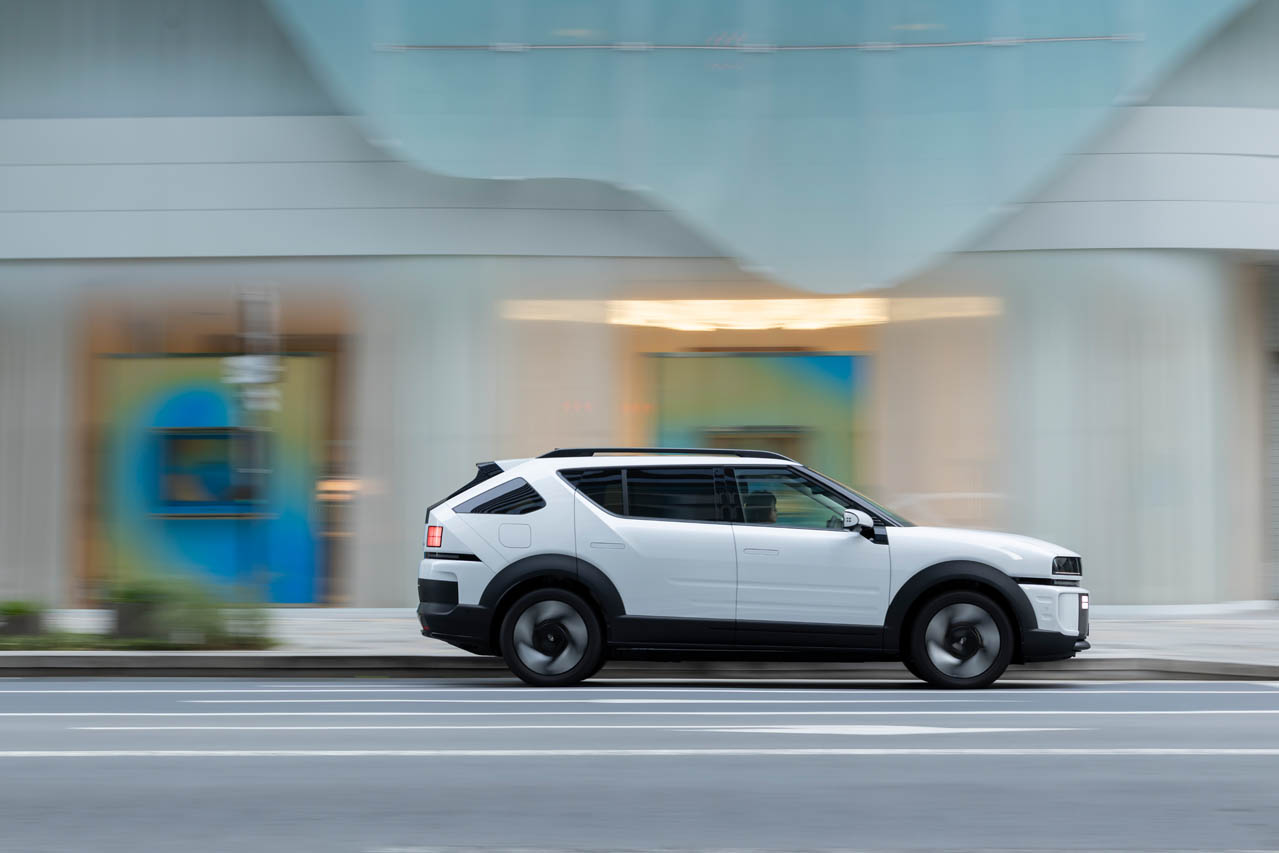ヒョンデ NEXO:日本のWLTCモード認証基準で一充填走行距離1014km(Voyage)を達成し、水素電気自動車として世界最高水準を誇る。実際に横浜(神奈川県)~門司港(福岡県)の走行試験では1002kmを走破。残りの航続可能距離も134kmという検証結果をマークした。