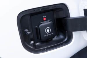 ヒョンデ NEXO:アダプター不要でそのまま電化製品のプラグを差し込める1500W対応のコンセントを配置し、V2LやV2Hの給電機能も充実。