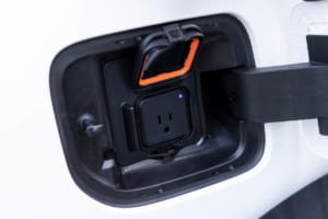 ヒョンデ NEXO:アダプター不要でそのまま電化製品のプラグを差し込める1500W対応のコンセントを配置し、V2LやV2Hの給電機能も充実。