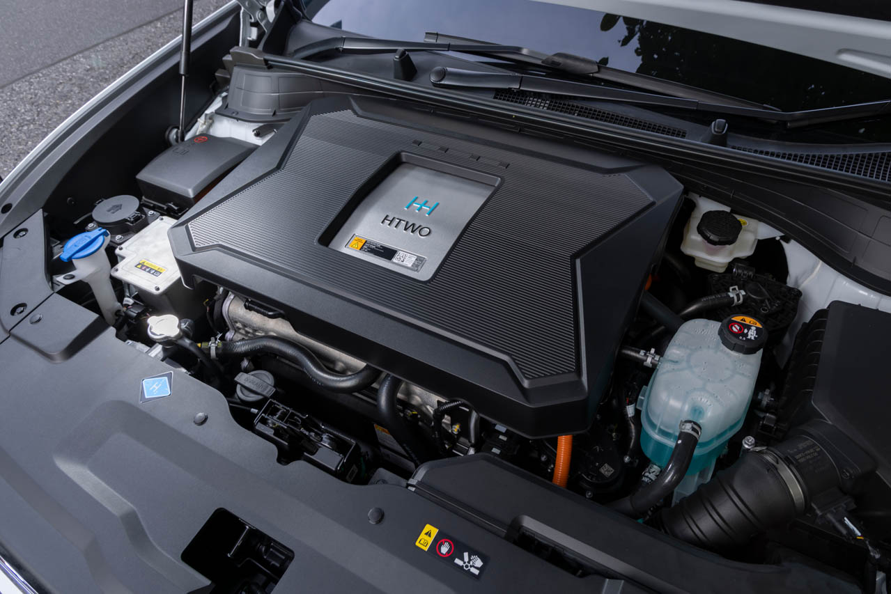 ヒョンデ NEXO:計162.6L(6.69kg)の大容量水素タンクと150kWの高出力モーターを搭載し、約5分の充填で一充填走行距離1014km(Voyage)を実現。