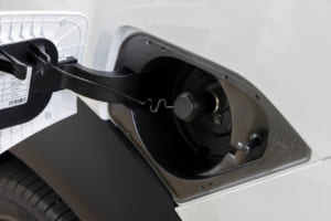 ヒョンデ NEXO:計162.6L(6.69kg)の大容量水素タンクと150kWの高出力モーターを搭載し、約5分の充填で一充填走行距離1014km(Voyage/参考値)を実現。