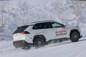 ヘビー級SUV・EVの巨躯を掌握する氷上性能。最新作「ブリザック ICEPEAK」がもたらす冬のグランドツーリング