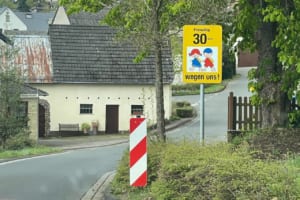 【9月施行】生活道路は30km/hへ、では安全な道は？ 一律規制の日本に欠けている「納得感」の正体【木下隆之コラム】