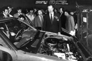 1985年、ポニーエクセルとヒョンデ創業者の鄭周永（チョン・ジュヨン）。
