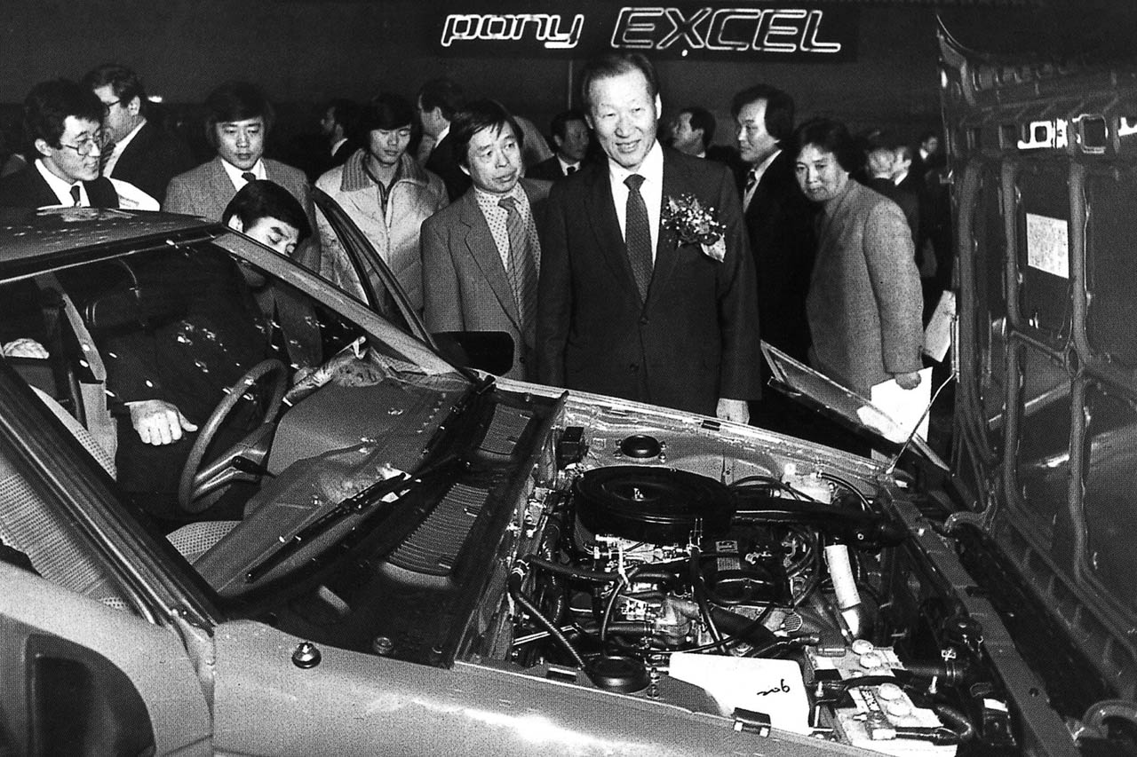 1985年、ポニーエクセルとヒョンデ創業者の鄭周永（チョン・ジュヨン）。