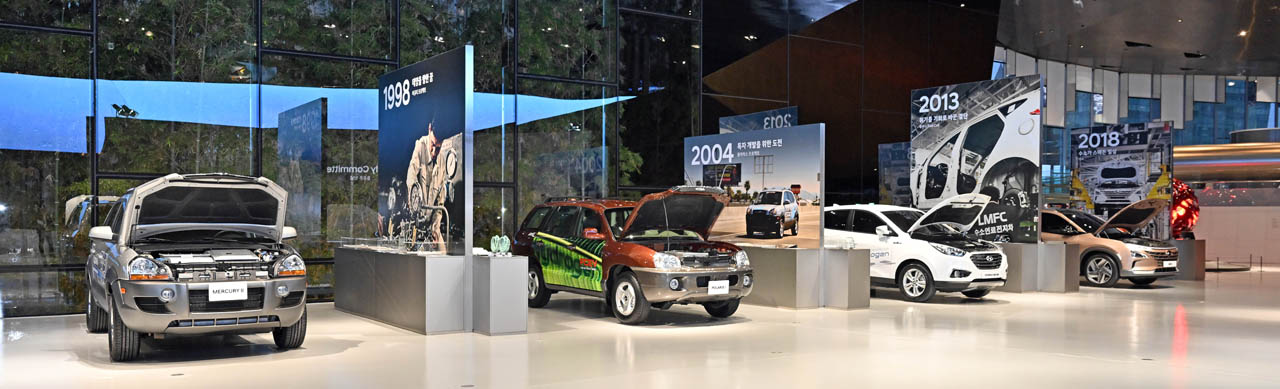 左:1998年にヒョンデが初めて製作したFCEVのプロトタイプ「マーキュリーII」。JM型ツーソン(Tucson)のプラットフォームをベースに、80kWの燃料電池システム、337kmの航続距離、そしてマイナス20度での始動能力を実現した。中央:燃料電池システムの完全な自社開発に成功したヒョンデが2004年に製作した「ポラリスII」。自社製80kWシステムを搭載し、航続距離370kmを達成した。右:2013年に初の量産型FCEV「ix35 Fuel Cell(北米市場名:ツーソンFCEV)」の商業生産を開始。