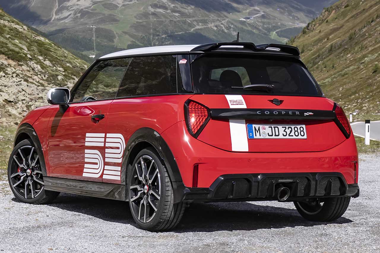 mini 2017年　1月、11月号 真紅のボディにゼッケン52。MINI、モンテカルロ制覇の記憶を蘇らせる