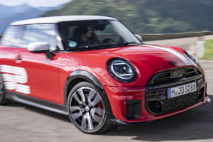真紅のボディにゼッケン52。MINI、モンテカルロ制覇の記憶を蘇らせる「1965 ビクトリー・エディション」を発表