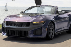 史上最強795psのV8を青天井で。新型「マスタング・ダークホースSCコンバーチブル」が示す大人の余裕