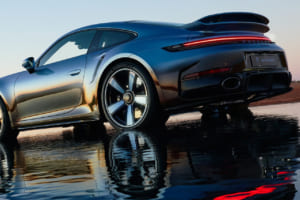 ポルシェ・ゾンダーヴンシュの極致。豪州の夕暮れを纏う「911ターボS ランド・ダウン・アンダー」の芸術性