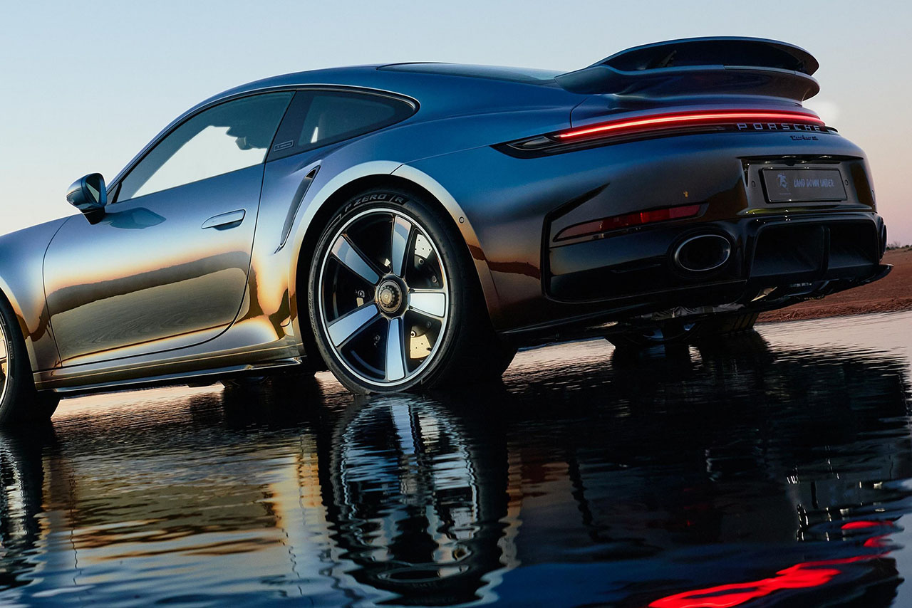 ポルシェ・ゾンダーヴンシュの極致。豪州の夕暮れを纏う「911ターボS ランド・ダウン・アンダー」の芸術性