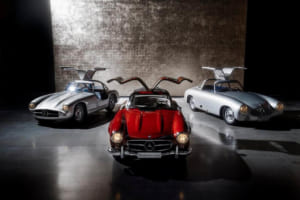 歴代の300SL:写真中央には1954年の300SLガルウィングクーペ/W198、右には1952年の300SLプロトタイプ/W194、左には1953年の300SL/W194 II。
