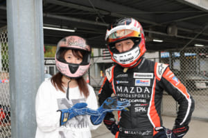 MAZDA SPIRIT RACINGチャレンジプログラム チーフインストラクターも務める、TCR JAPAN代表の加藤彰彬さん(右)。「基本のき」から教えていただきました。