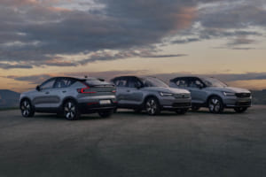右から順に、ボルボ XC40、ボルボ EX40、ボルボ EC40