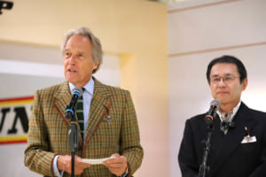左:第11代リッチモンド公爵、右:住友ゴム工業 山本悟会長。