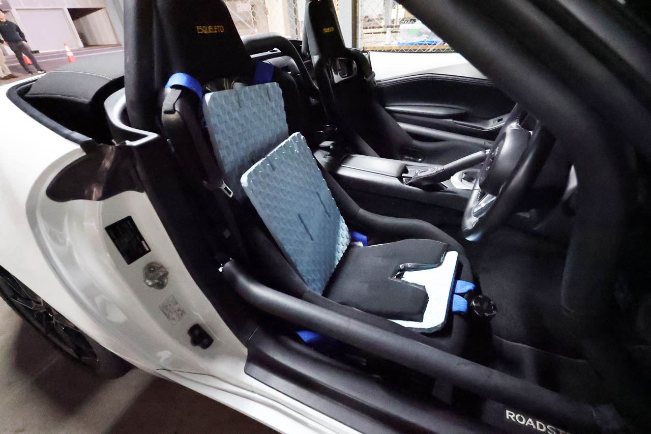 試乗車にはフルバケットシートが装着されていたため、身長154cmの筆者はシートのアンコ増しが必要でした。それにしても多すぎない?(笑)
