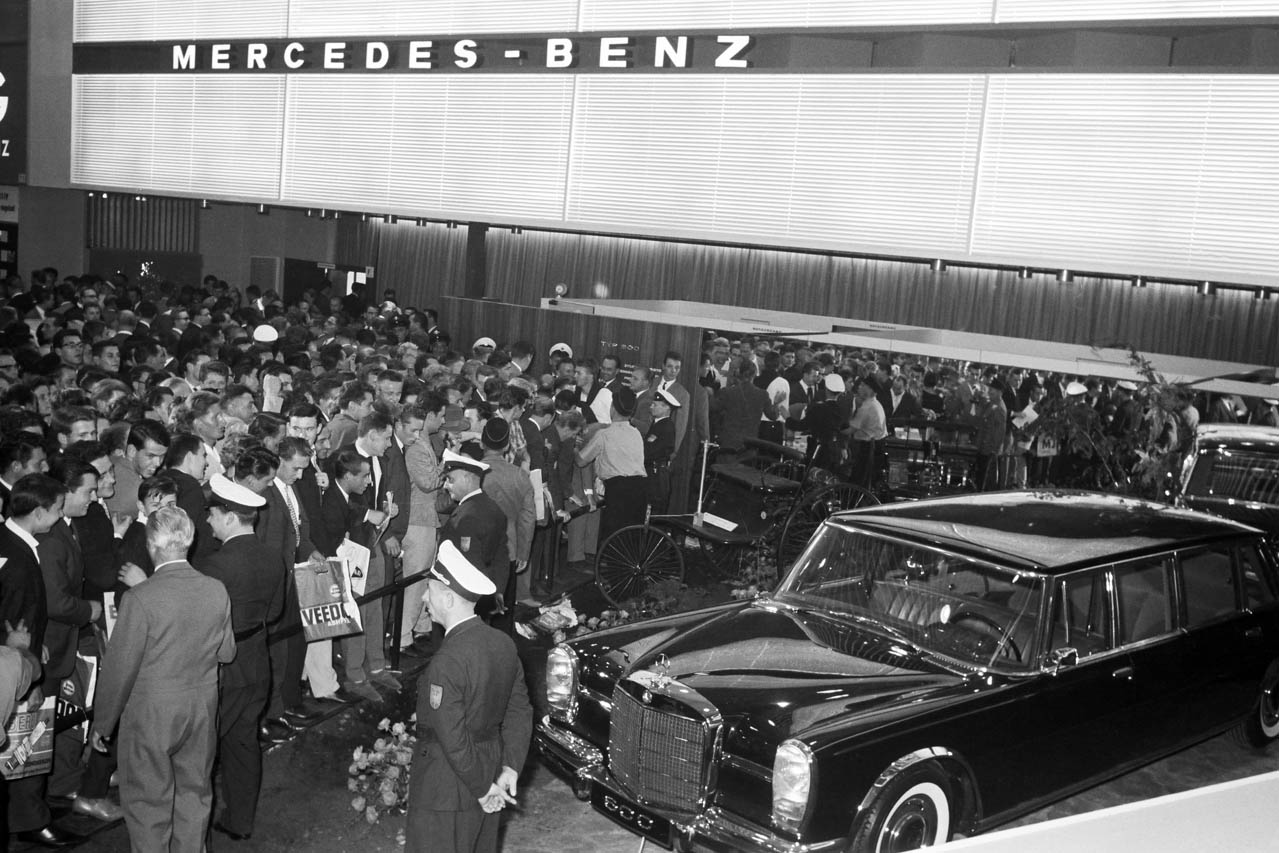 メルセデス・ベンツは1963年フランクフルト・モーターショー(IAA)で大型高級リムジン600/W100を世界初公開した。写真は4ドアのプルマン・リムジン。
