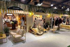 クルマだけでなく、ダンロップのテニスの展示も。