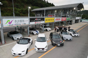 22時半頃から走行が開始され、途中で休憩をはさみつつ、翌朝8時までみっちりと走り込み。会場は複数のゾーンに分割されており、参加者は自身のレベルや課題に合わせて自由に反復練習が可能。講師陣による同乗走行も随時行われるという贅沢な環境の中、いつの間にか明るくなり、あっという間の特訓でした。楽しかった~。参加者のみなさま、お疲れさまでした!