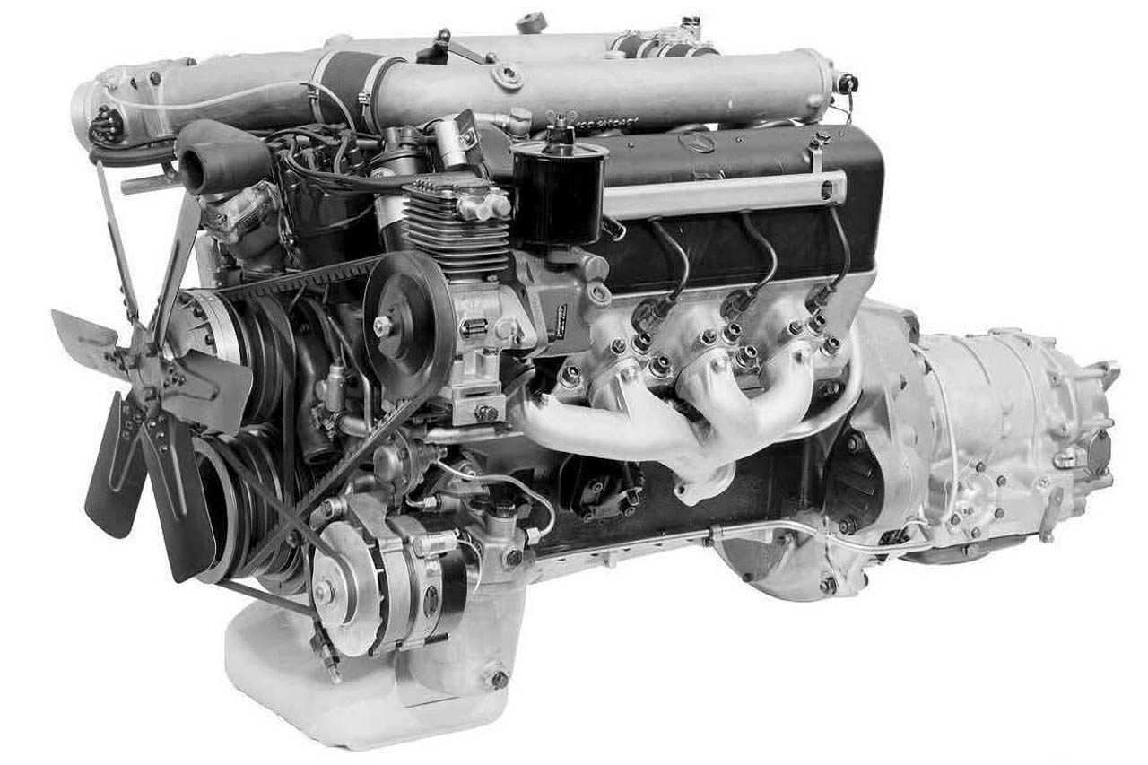 エンジンは6332ccのM100型V型8気筒SOHC。最高出力250psを発揮し、600/W100の巨体を205km/hまで引っ張った。このエンジンが1968年のスーパーセダン300SEL 6.3/W109に移植されたことは周知のとおり。
