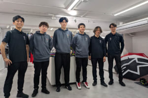 マツダ「バーチャルからリアルへの道」シミュレータートレーニング@SPK大阪、今年の4月に行われたSPK大阪でのシミュレーター取材。プロレーサーも使う施設ということで、こんな大画面のシミュレーターを見たのは初めてでした。今年はeSPORTSで優秀な成績をおさめた植木俊輔さん、岡村康平さん、中西拓也さんの3名が、リアルレースに挑戦しています。シミュレーターは完全予約制(https://cuspa-spk.jp/qubicsystem/labo/)。