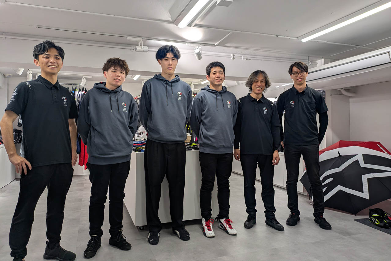 マツダ「バーチャルからリアルへの道」シミュレータートレーニング@SPK大阪、今年の4月に行われたSPK大阪でのシミュレーター取材。プロレーサーも使う施設ということで、こんな大画面のシミュレーターを見たのは初めてでした。今年はeSPORTSで優秀な成績をおさめた植木俊輔さん、岡村康平さん、中西拓也さんの3名が、リアルレースに挑戦しています。シミュレーターは完全予約制(https://cuspa-spk.jp/qubicsystem/labo/)。